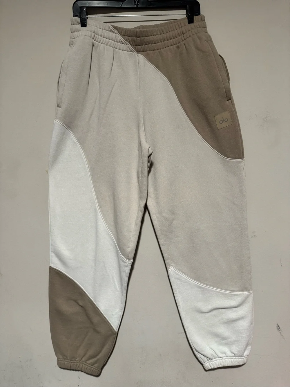 ALO Yoga make Waves Ivory/Bone/Gravel Sweatpants Sz M